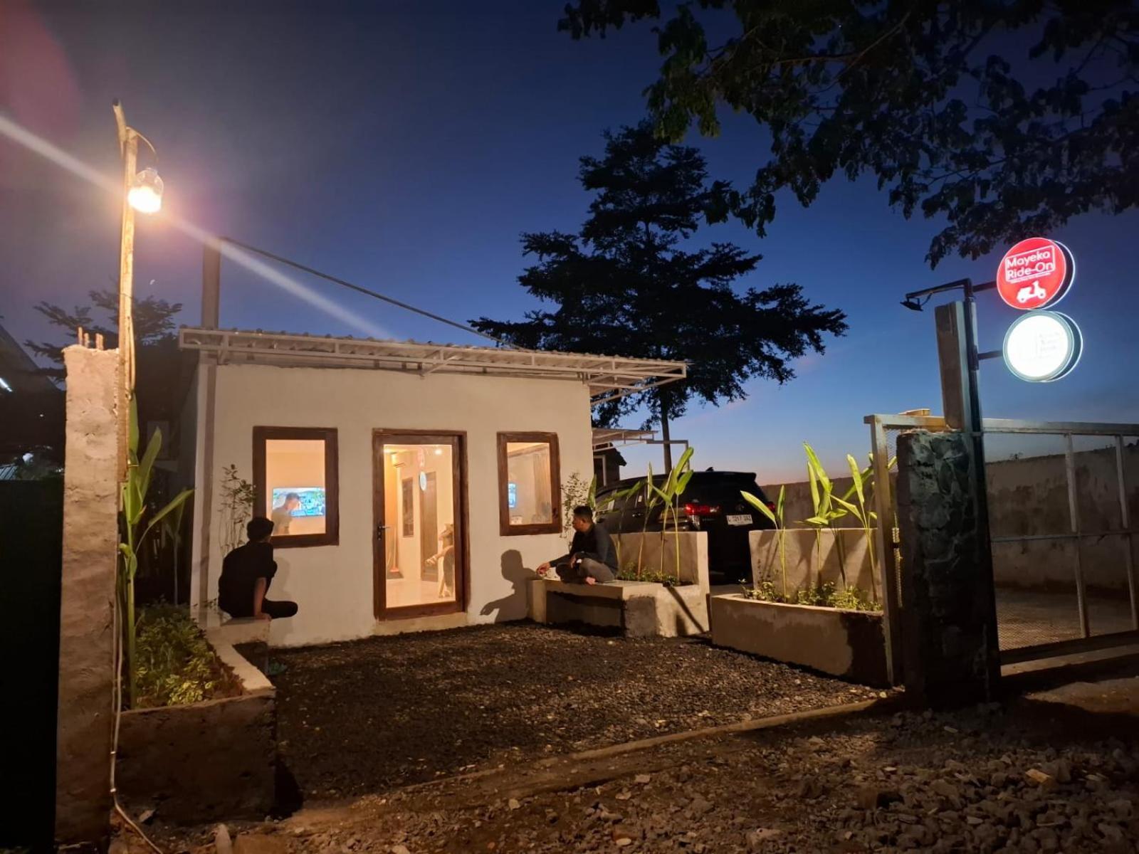 Mayeka Transit Hostel Bandara Internasional Lombok 普拉亚 外观 照片