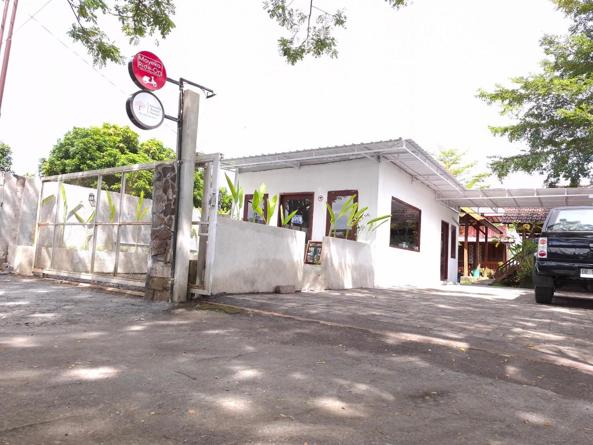 Mayeka Transit Hostel Bandara Internasional Lombok 普拉亚 外观 照片
