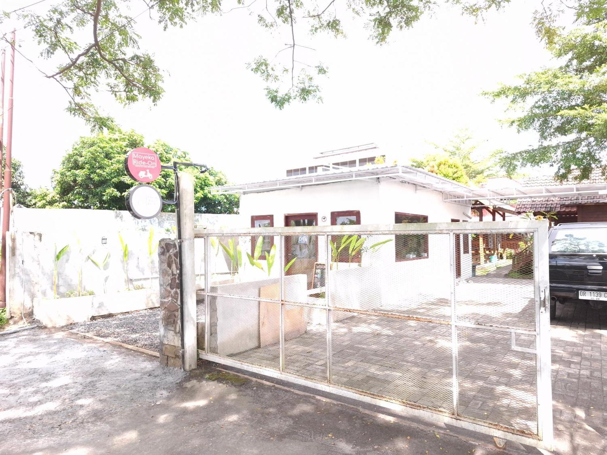 Mayeka Transit Hostel Bandara Internasional Lombok 普拉亚 外观 照片